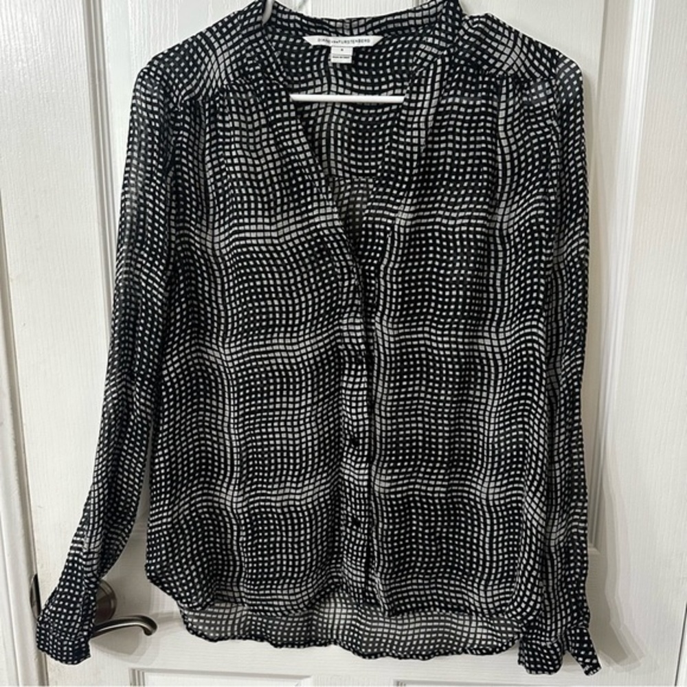 Diane Von Furstenberg 100% silk Harlow Long Sleeve Button blouse, size 6